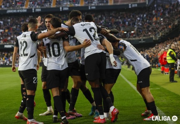 Valencia CF 2-1 Real Valladolid: El Valencia CF sobrevive al error de Mamardashvili y sale del descenso