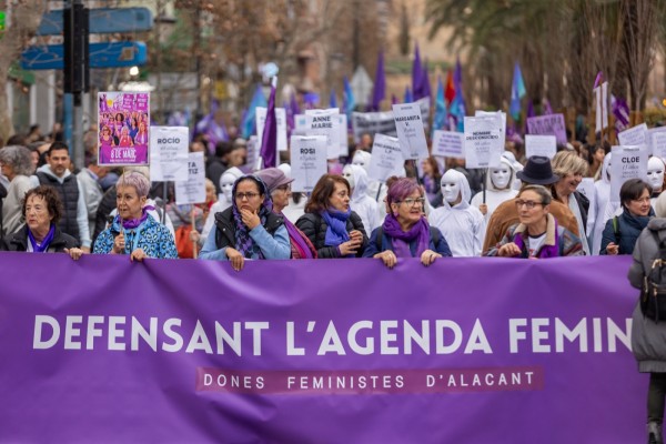 La lluvia no puede con el 8M, que concentra a miles de personas para exigir igualdad en Alicante