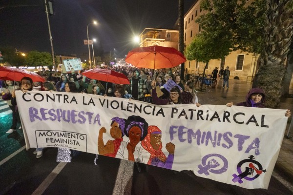 La marea morada no se achanta ante las lluvias en la Región: 