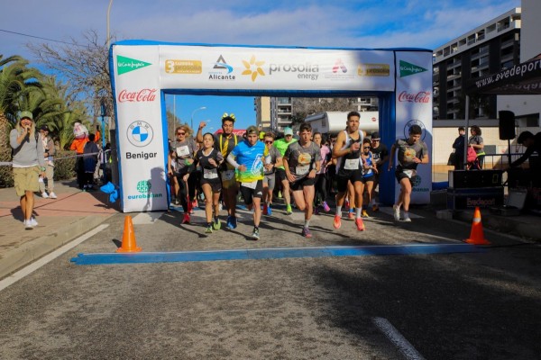 Un millar de deportistas se citan en la III Carrera de la Mujer solidaria de Alicante con récord de participación