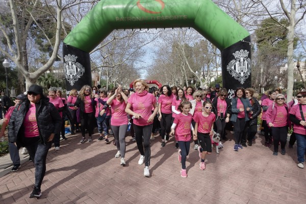 Miles de mujeres participan en la tradicional Cursa de la Dona de Castelló (Fotos: Antonio Pradas)