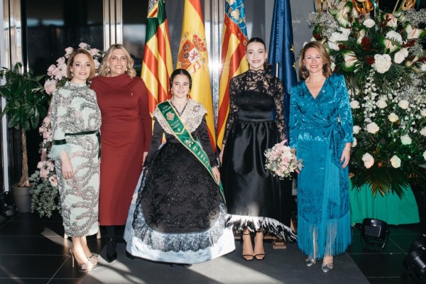 Carla Ibáñez, reina infantil de la Magdalena, es homenajeada en una Galanía de fantasía, luz y color