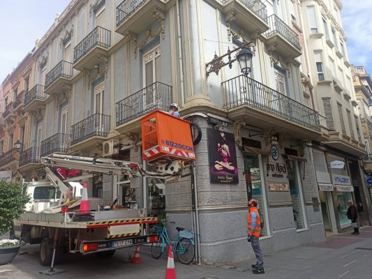 Elche declara la 'guerra' al cableado en el centro histórico: soterramiento y ordenanza con sanciones