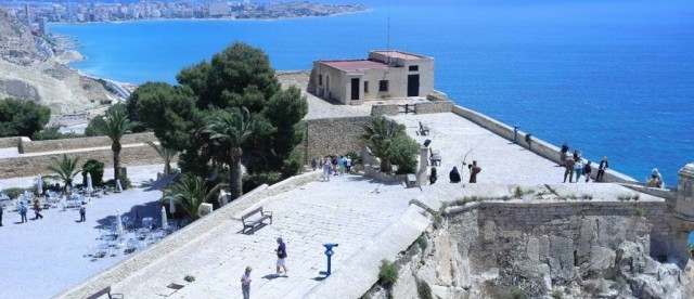 EU insta a limpiar un vertido de aguas fecales en la ladera del Castillo; el PP replica que se actuó en enero