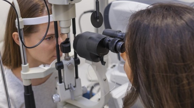 Un oftalmólogo recomienda un examen ocular anual a partir de los 40 años para detectar a tiempo el glaucoma