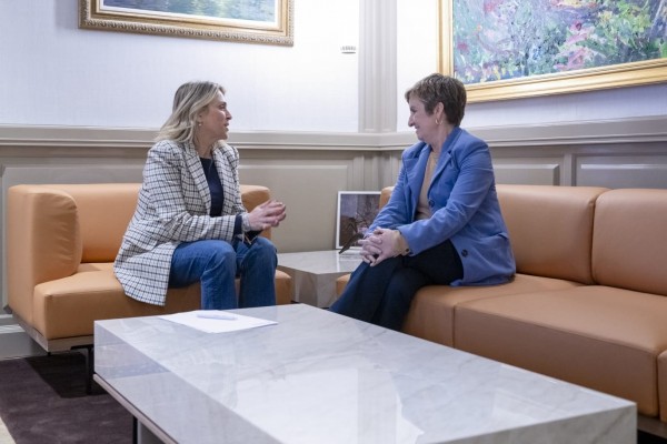 Barrachina aborda con la consellera de Industria un plan estratégico en Els Ports ante el cierre de Marie Claire