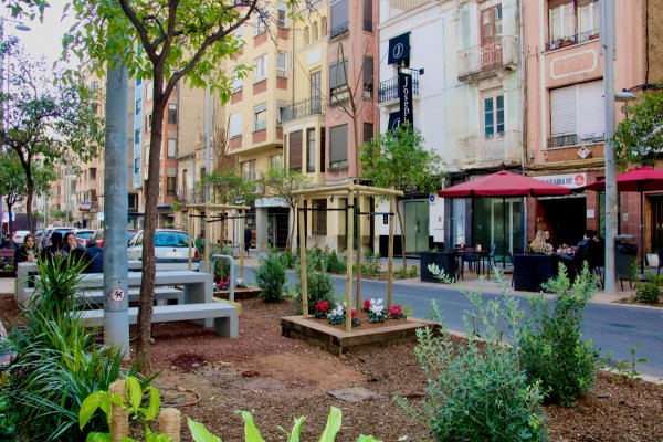 Castelló remata las obras de la ZBE en Navarra y la calle Bayer con el asfaltado y la jardinería