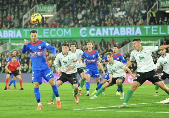 El ascenso directo pasa por mejorar los números lejos del Martínez Valero