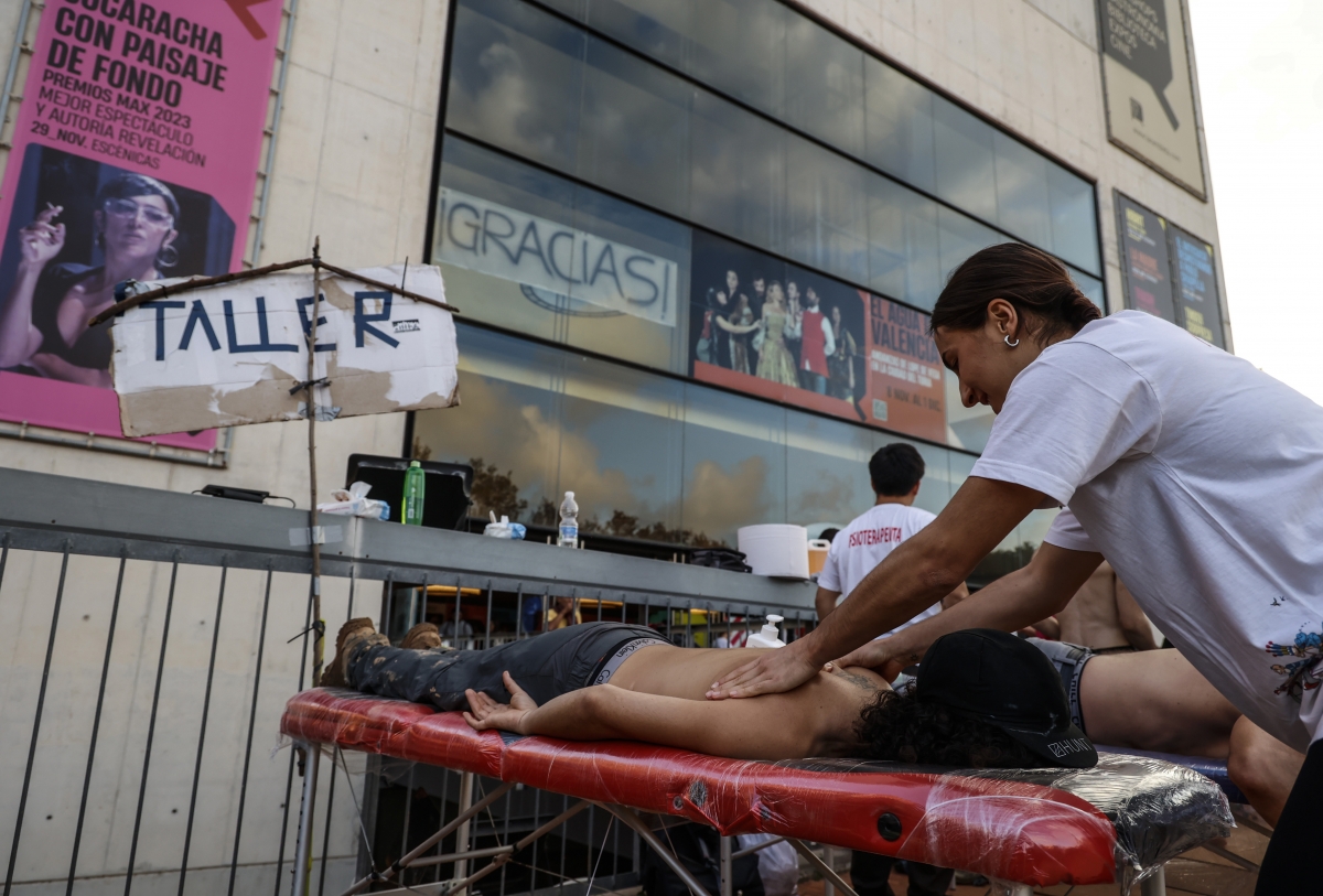 Varios fisioterapeutas dan masajes gratuitos a los voluntarios en el barrio de San Marcelino. - Foto: ROBER SOLSONA/EP