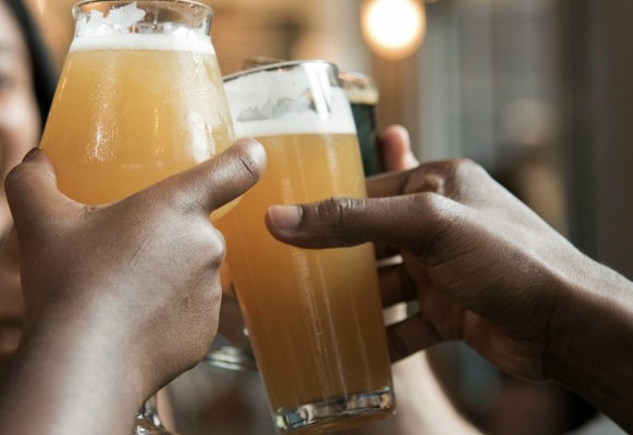 El Gobierno aprueba la ley para prevenir el consumo de alcohol en menores