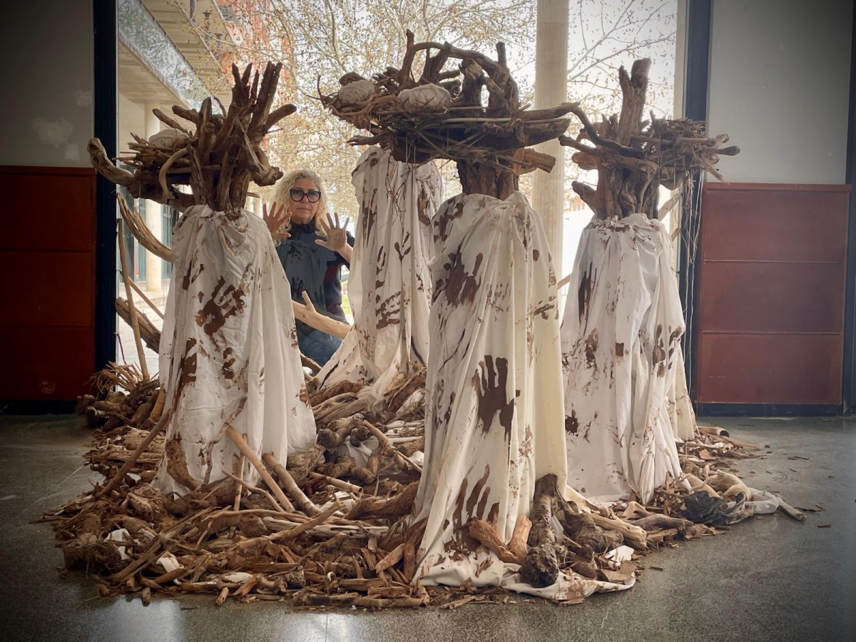 Escultures falleres de Teresa Cháfer, elaborades amb restes de la Dana. - Foto: AJUNTAMENT DE TAVERNES DE LA VALLDIGNA