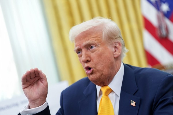 Trump eleva al 50% los aranceles sobre al acero canadiense y amenaza con subir las tasas a automóviles