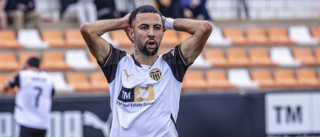 Hamza Bellari, ante la atenta mirada de Corberán