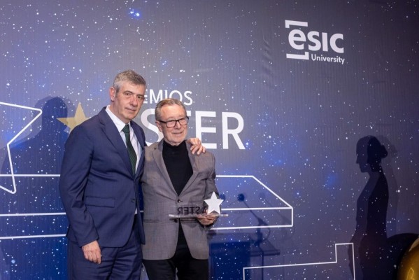 La empresa Actiu, con sede en Castalla, recibe el Premio Aster a la Trayectoria Empresarial 
