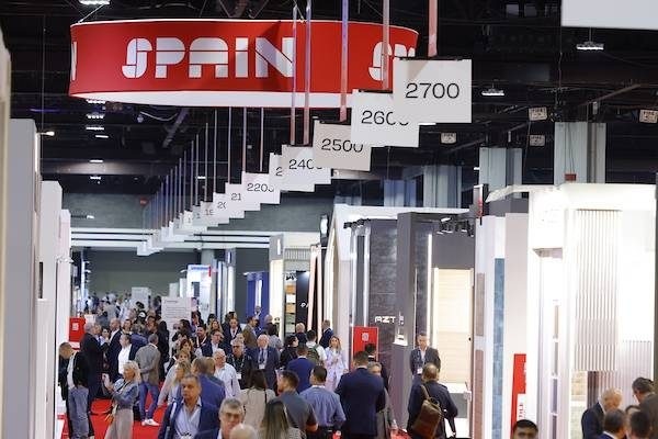La cerámica española en Coverings crece en un año marcado por las amenazas arancelarias de Trump