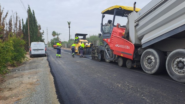Continúa el plan de asfaltado de carreteras y caminos en pedanías de Elche
