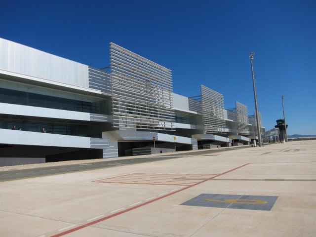 El visitante extranjero compensa la caída del viajero nacional y potencia un 3,3% la actividad del aeropuerto de Corvera