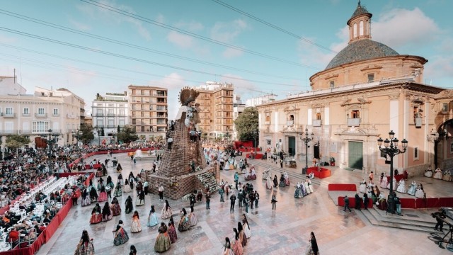 El Ayuntamiento pondrá chips en los estandartes de las comisiones para medir sus tiempos y ratios en la Ofrenda
