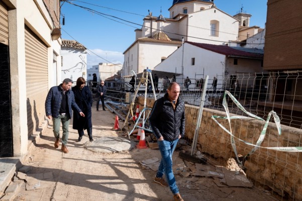 Chiva firma con Grupo Bertolín el contrato de reconstrucción de varias calles del municipio