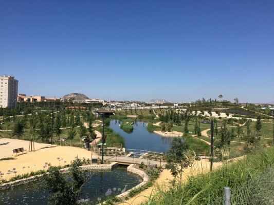 Alicante amplía el uso de agua regenerada de las depuradoras a nuevas zonas verdes urbanas