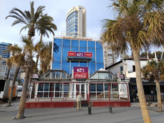 De mítica discoteca a hamburguesería internacional: Km Playa de Benidorm cierra para abrir Five Guys 