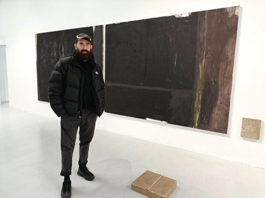 Álvaro Porras expone en el Centro Párraga de Murcia 'Almiar', una lectura abstracta y metafísica de la agricultura en la pintura