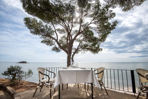 L´Olleta: érase una mesa mediterránea de mantel blanco
