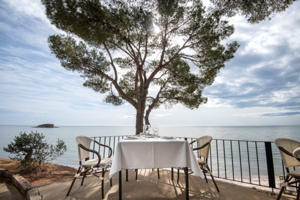 L´Olleta: érase una mesa mediterránea de mantel blanco
