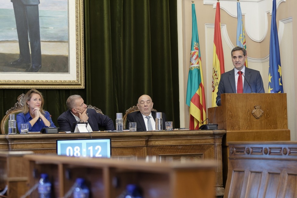 Antonio Ortolá (Vox), en una intervención plenaria, ante la mirada de Vicent Sales (PP). - Foto: ANTONIO PRADAS