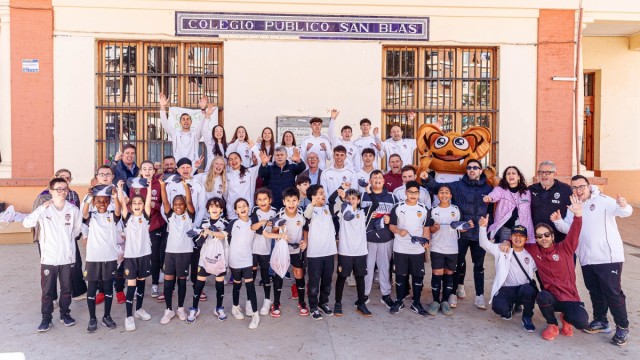 Estuches hechos con la lona de Mestalla en memoria de la dana llegan a colegios afectados