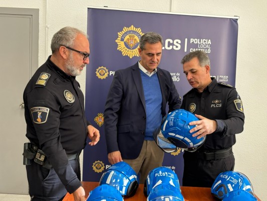 Castelló refuerza la protección de la Policía Local con la adquisición de 11 cascos ignífugos