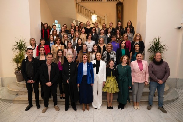 Castelló homenajea a las 44 reinas de la Magdalena en la entrega del rollo, la cinta y la pulsera