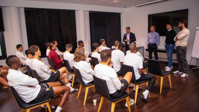 La nueva directiva de la AFE se reúne con la plantilla del Valencia