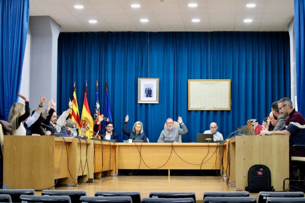 El Campello acuerda abrir el expediente para contratar la gestión de la piscina y las pistas anexas