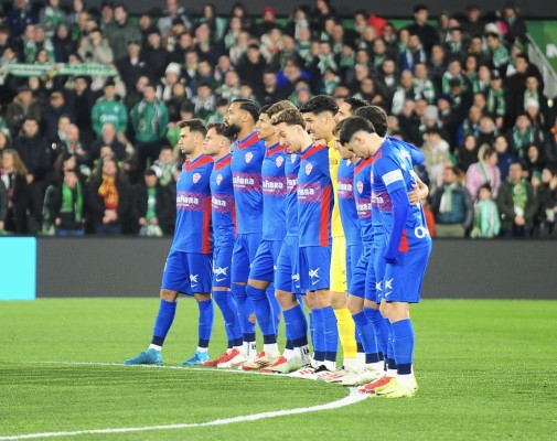 El Oviedo y el Elche pelean por las plazas de ascenso directo