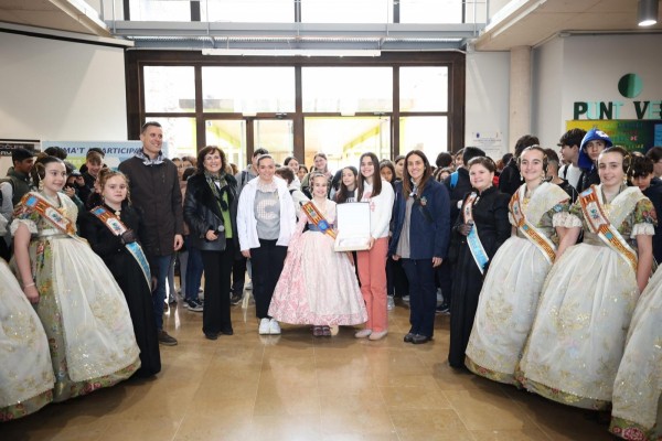 Un dia de creativitat i emoció: les Reines Falleres de Burriana visiten els monuments fallers escolars
