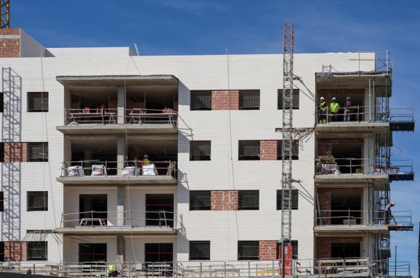 El 'Plan Vive' valenciano seduce al sector: Ballester y otras 21 firmas optan a nuevos suelos para 570 VPO