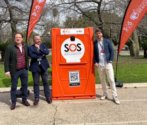 La murciana MySmartBeach introduce un desfibrilador en sus dispositivos de salvamento y explora las playas de interior