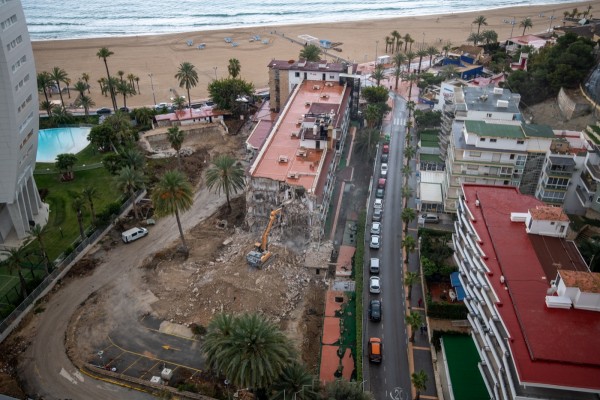 Comienza el derribo del histórico Gran Hotel Delfín de Benidorm
