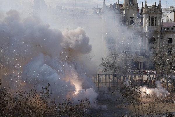 Una potente mascletá con mensaje abre los días grandes de las Fallas de València