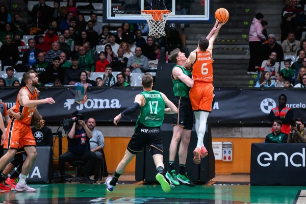 Valencia Basket celebra la ‘plantà’ con una exhibición de Montero en Badalona
