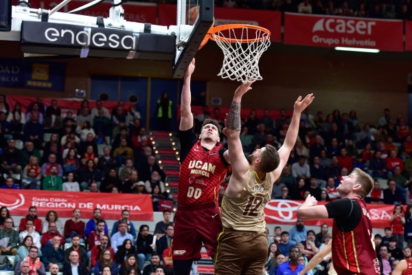 El UCAM CB, con un ataque muy por debajo de su nivel, cae en casa y se aleja de los play off por el título