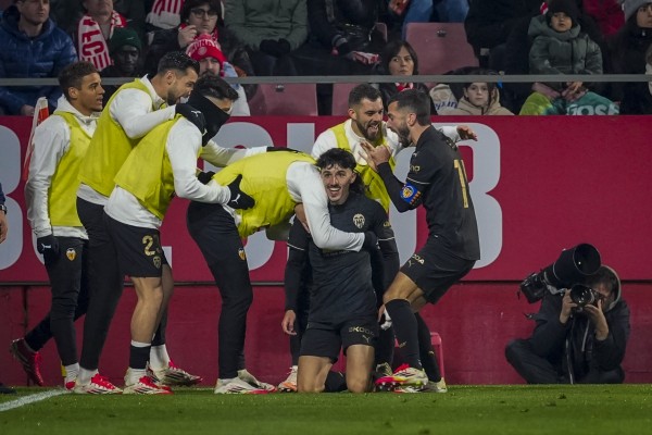 El Valencia CF 'rasca' un punto en Girona y sigue fuera del descenso