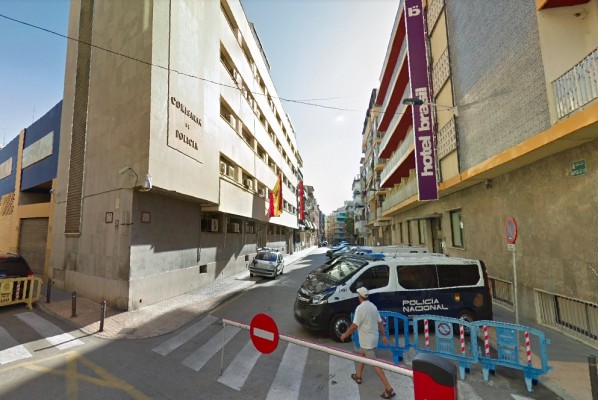 Fiscalía pide cárcel para los dos policías de Benidorm que humillaron e insultaron a una mujer transexual
