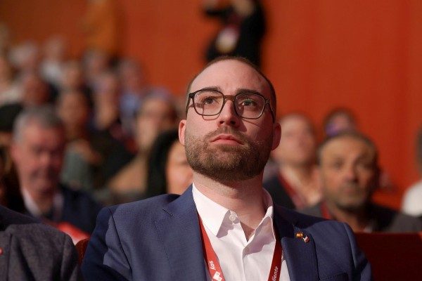 El murciano Pedro Iniesta, reelegido por unanimidad como secretario general del PSOE en París
