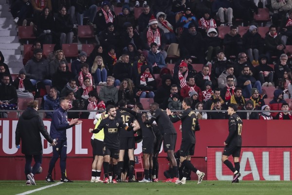 El Valencia marca en seis salidas seguidas dos años después pero no llega el primer triunfo