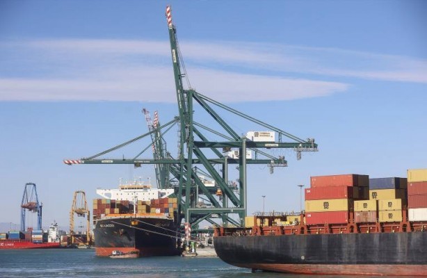El Puerto de València abre este lunes en horario habitual y con prioridades y rutas alternativas
