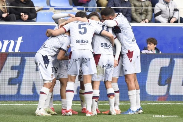Las notas de la SD Huesca 1-2 Levante UD: los granotas se abonan al descuento