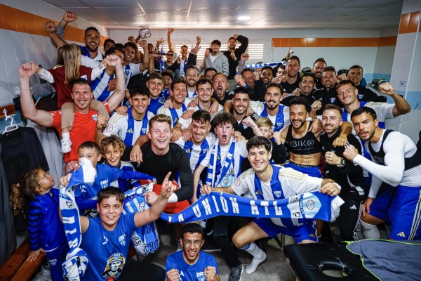 La Unión Atlético no afloja y, remontando al Xerez Deportivo (2-1), sigue líder en la Segunda RFEF