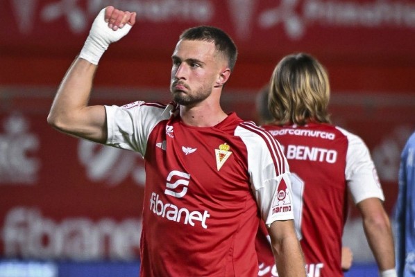 El Murcia, con Fran Fernández salvando el puesto, vuelve a ganar en casa y tiene la cabeza a tiro de triunfo